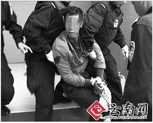 男子持刀绑架人质索要钱财被特警击毙(组图)