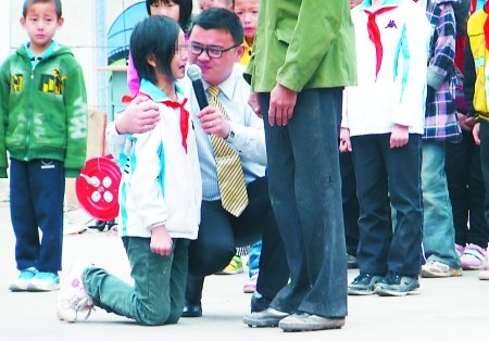 女孩孝德课上跪求父亲原谅 现场千人落泪(图)