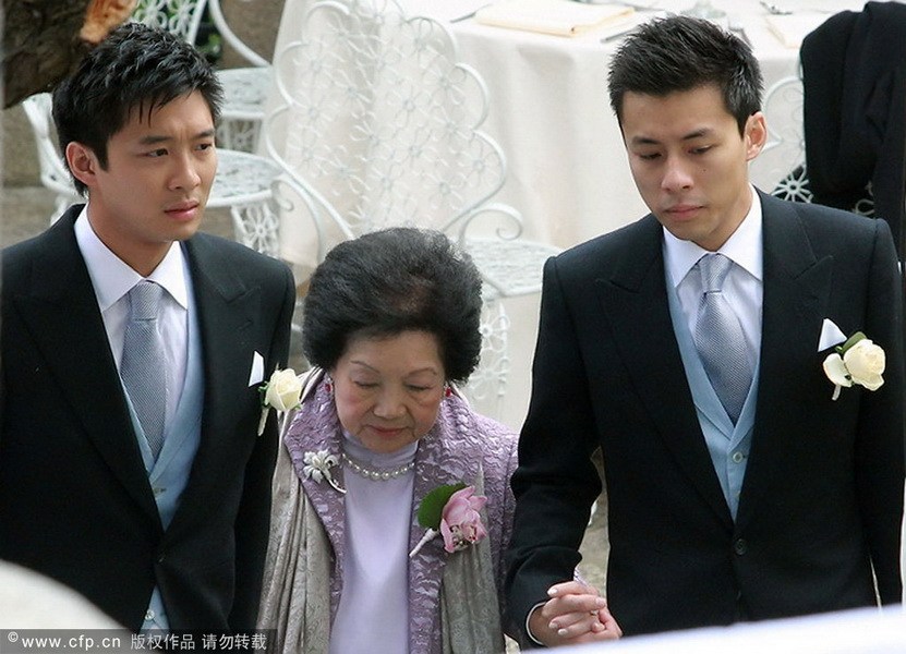 郭晶晶、霍启刚注册结婚 郭晶晶父母现身吴敏霞领衔伴娘团