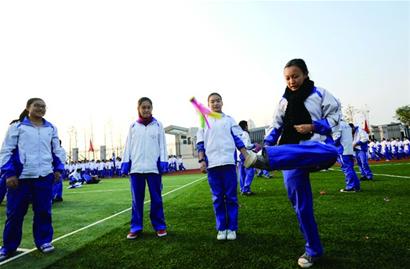 青岛百万中小学生开始冬季长跑 高中男生跑3千米