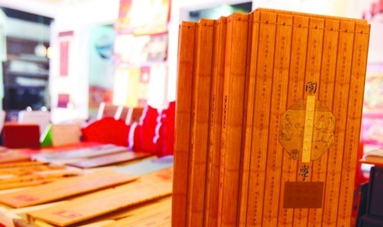 青岛挂历变迁:香车美女消失保钓成新宠 竹简形惊艳