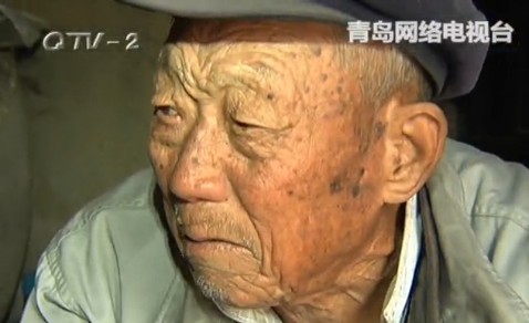 儿子打骂老父打致骨头变形 弃破屋不养老