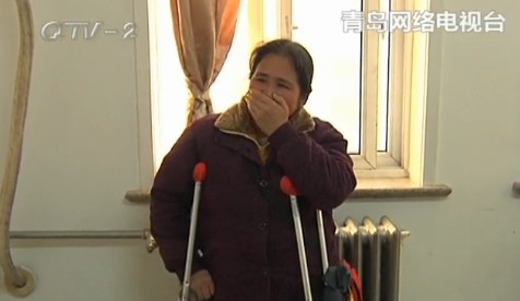 青岛残疾夫妻贫病相依不离不弃 妻子守护重病丈夫
