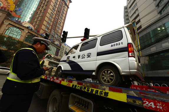 警车违法乱停致交通不畅 