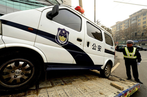 警车违法乱停致交通不畅 