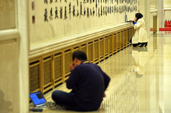 媒体备战十八大 女记者闪亮抢镜