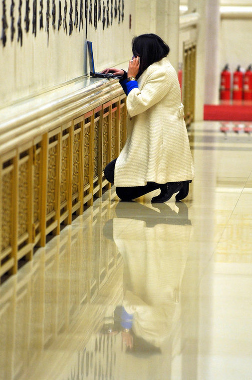 媒体备战十八大 女记者闪亮抢镜