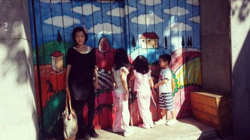 小S携漂亮爱女逛艺术馆 