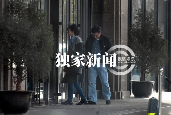 周迅与神秘男同回公寓