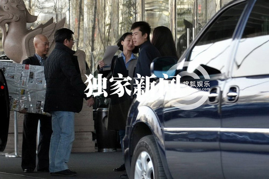 周迅与神秘男同回公寓