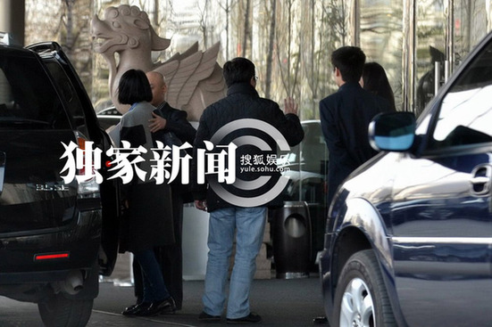 周迅与神秘男同回公寓