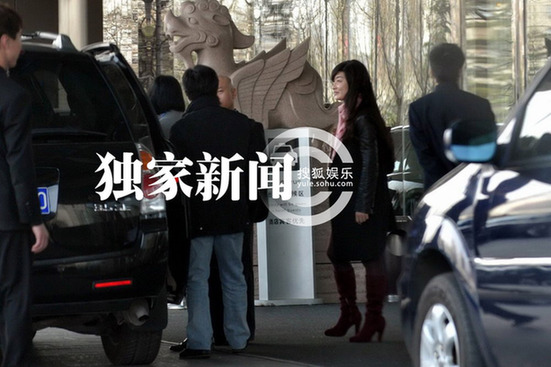 周迅与神秘男同回公寓