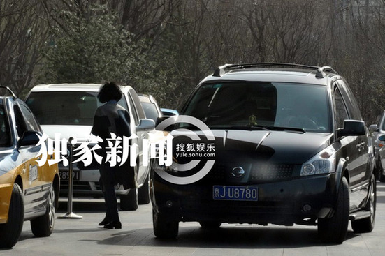 周迅与神秘男同回公寓