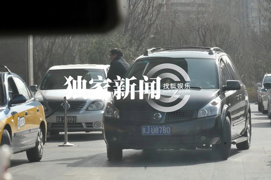 周迅与神秘男同回公寓