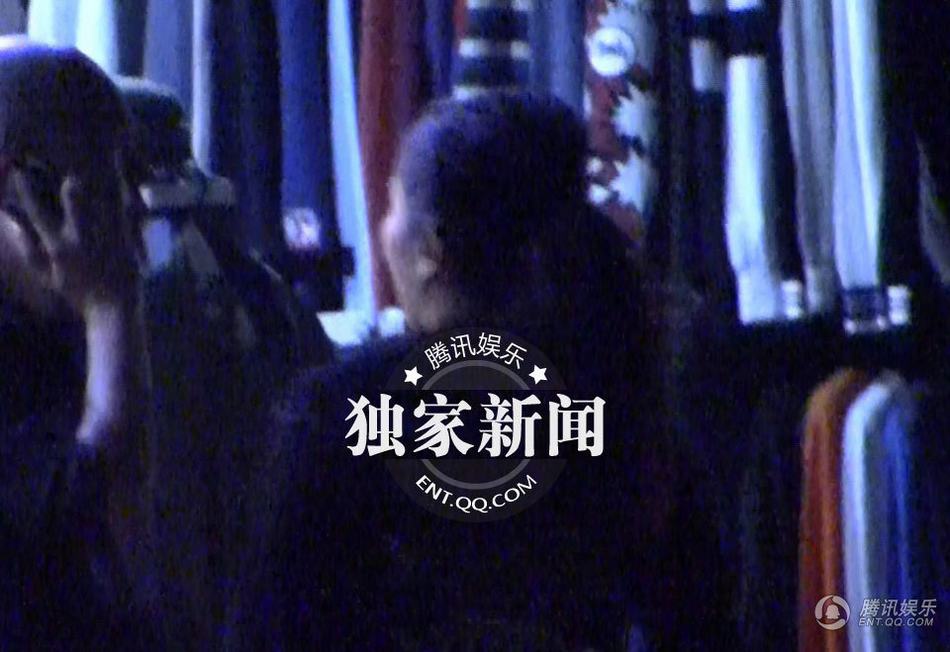 叶璇不拘小节 与男性友人饭店用餐亲密异常