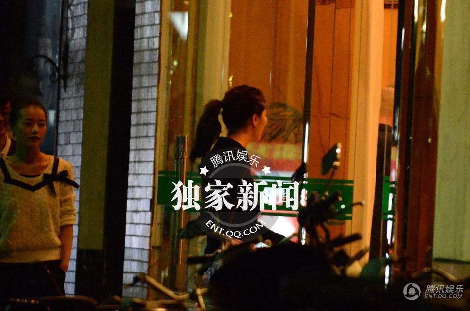 叶璇不拘小节 与男性友人饭店用餐亲密异常