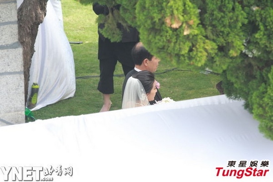 霍启刚郭晶晶大婚幸福满泻 欢呼中两人情深一吻