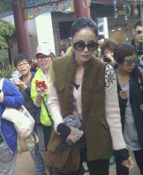 王菲民族风装扮游玩 购物瘾发作