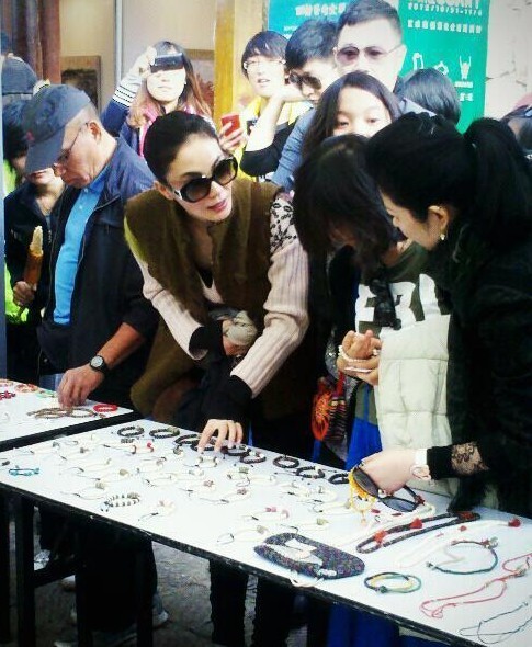 王菲民族风装扮游玩 购物瘾发作