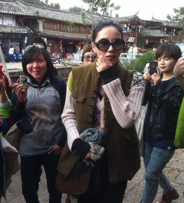 王菲民族风装扮游玩 购物瘾发作