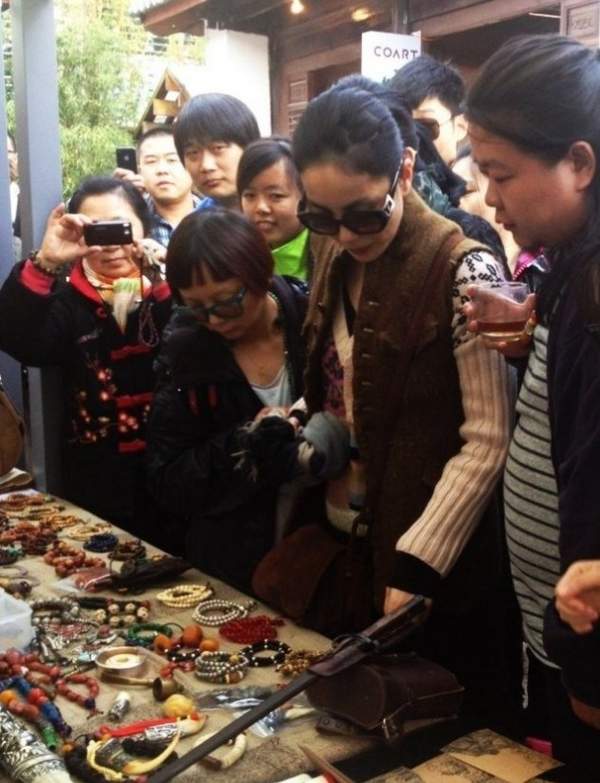 王菲民族风装扮游玩 购物瘾发作