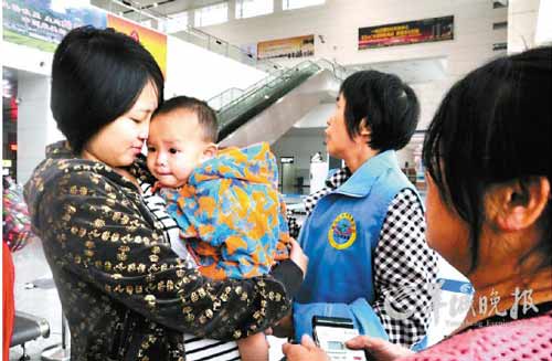 网友束小姐怀有九个月身孕仍前往高铁站送小福娣,小福娣无人收养的三天里就住在束小姐的家里 网友束小姐怀有九个月身孕仍前往高铁站送小福娣,小福娣无人收养的三天里就住在束小姐的家里