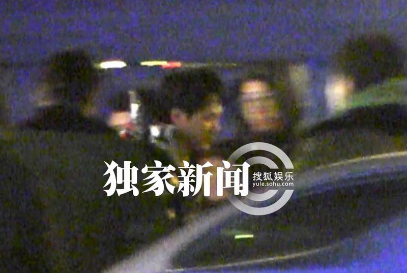 冯绍峰深夜街头拍戏 天气寒冷助理帮披衣