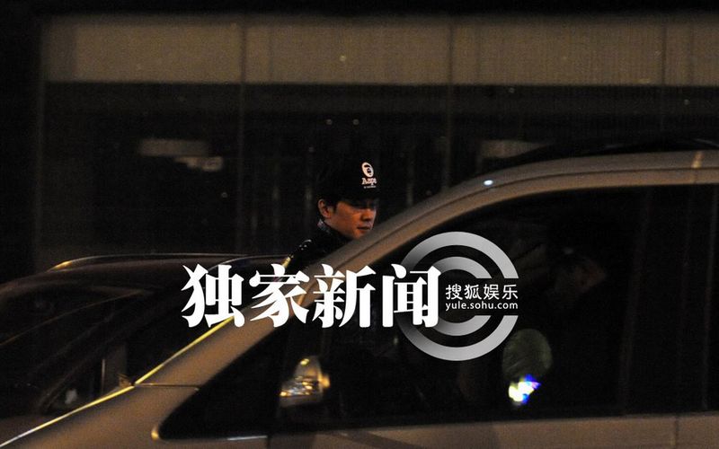 冯绍峰深夜街头拍戏 天气寒冷助理帮披衣