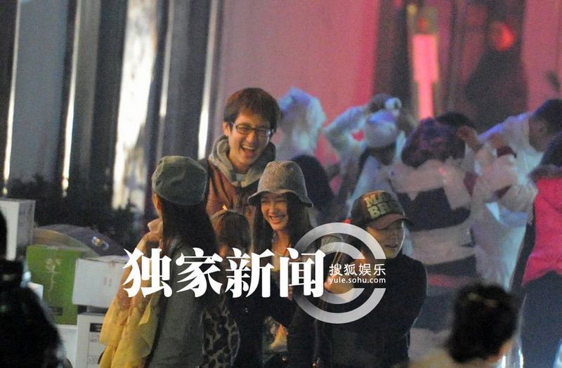 冯绍峰深夜街头拍戏 天气寒冷助理帮披衣