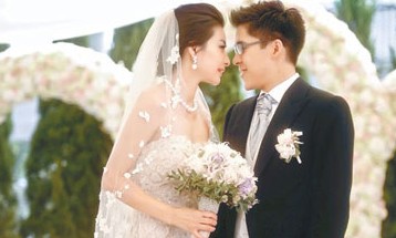 刚晶在亲友见证下签纸，正式成为夫妻