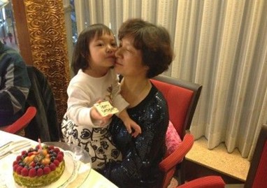 赵薇女儿小四月亲吻外婆