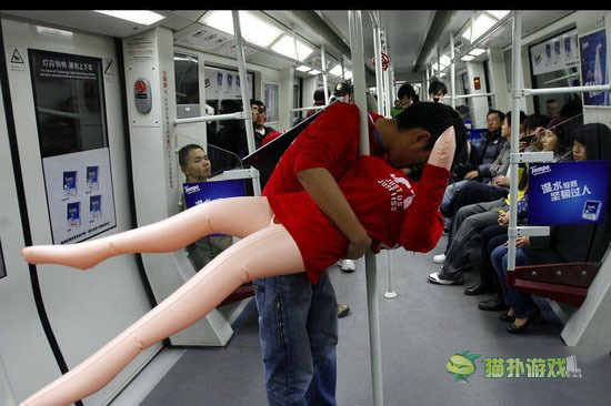 地铁奇葩乘客大集锦 毁市容啊