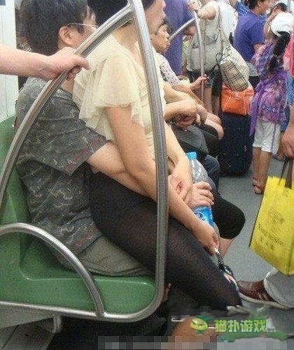 地铁奇葩乘客大集锦 毁市容啊