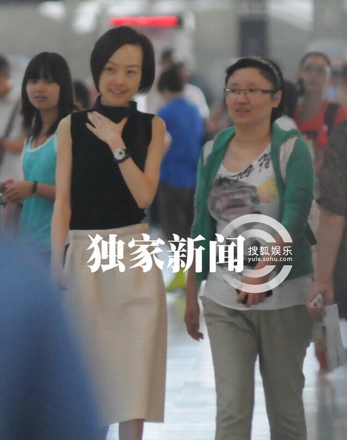 陈鲁豫素颜抵沪