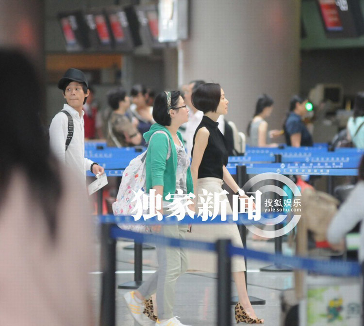 陈鲁豫素颜抵沪