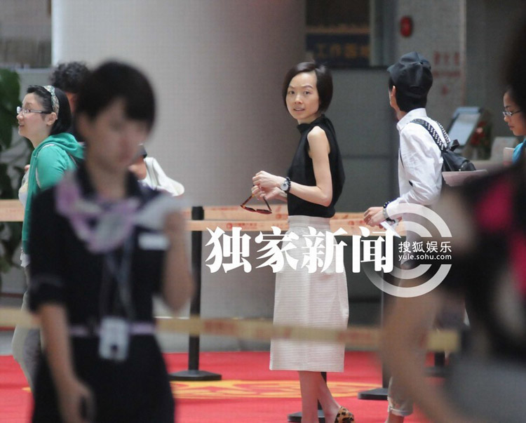 陈鲁豫素颜抵沪