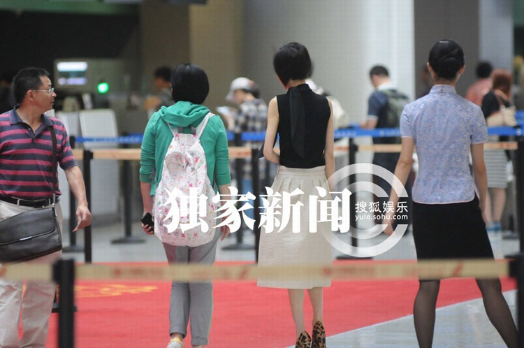 陈鲁豫素颜抵沪