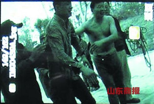 目击者拍下来的救孩子的老人(右)。 目击者拍下来的救孩子的老人(右)。