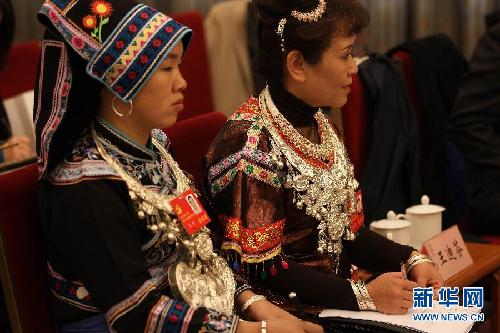 （十八大·花絮）（1）多姿服饰增彩盛会