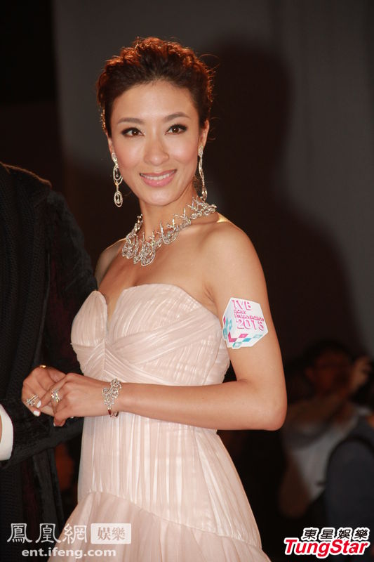 TVB巡礼 杨怡“事业线”缩水露胸贴 梁政珏深V秀玉乳