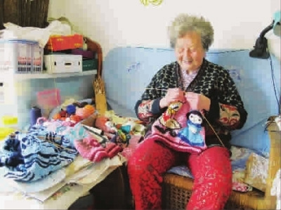 老太攒16年爱心储蓄织400件毛衣78岁时入党(图)