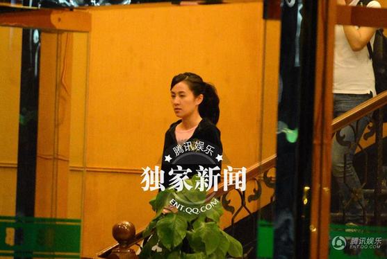 叶璇不拘小节 与男性友人饭店用餐亲密异常