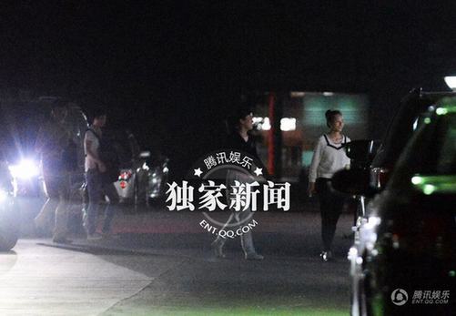 叶璇不拘小节 与男性友人饭店用餐亲密异常