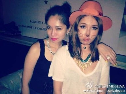 萧亚轩画猫脸妆嘟嘴卖萌十足可爱