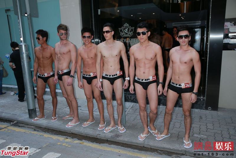 准亚洲先生25位仅穿内裤巡游 内裤加垫防走光
