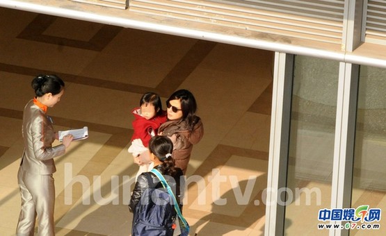 赵薇带女儿小四月离京 小四月萝莉范儿萌翻路人