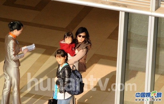赵薇带女儿小四月离京 小四月萝莉范儿萌翻路人