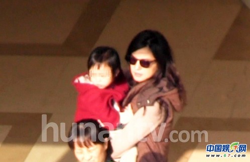 赵薇带女儿小四月离京 小四月萝莉范儿萌翻路人