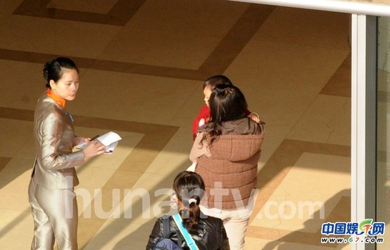 赵薇带女儿小四月离京 小四月萝莉范儿萌翻路人