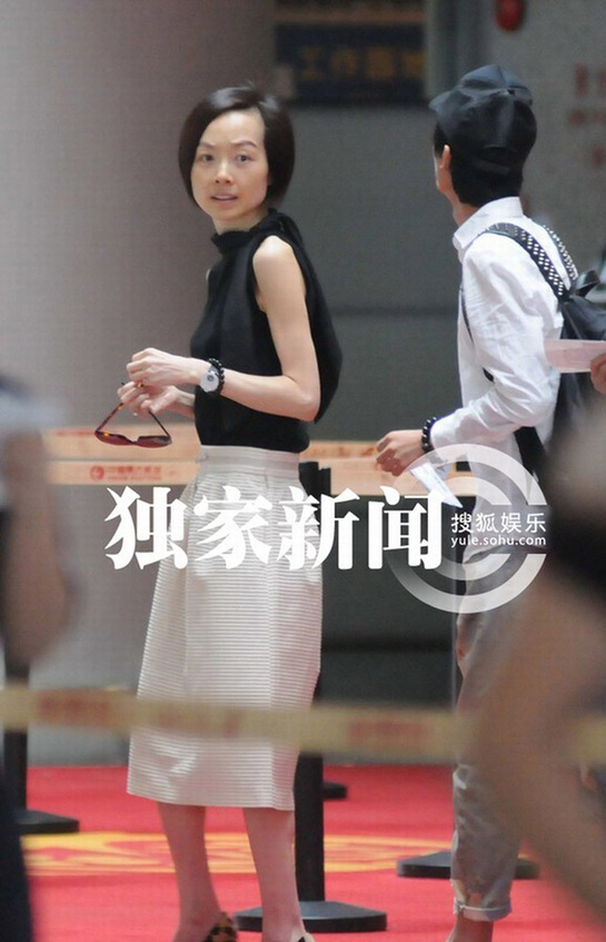 陈鲁豫素颜抵沪